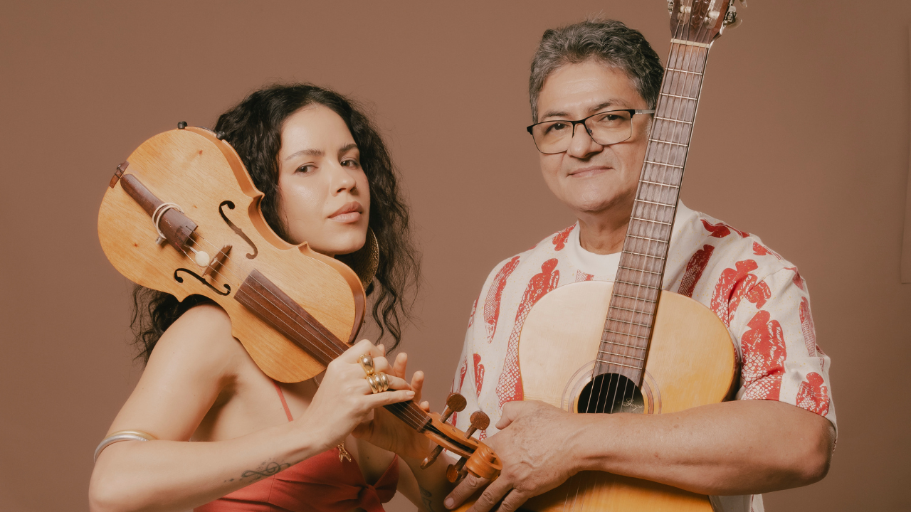 A cantora Lue e o músico Junior Soares, numa noite de música e Floresta no Banco da Amazônia