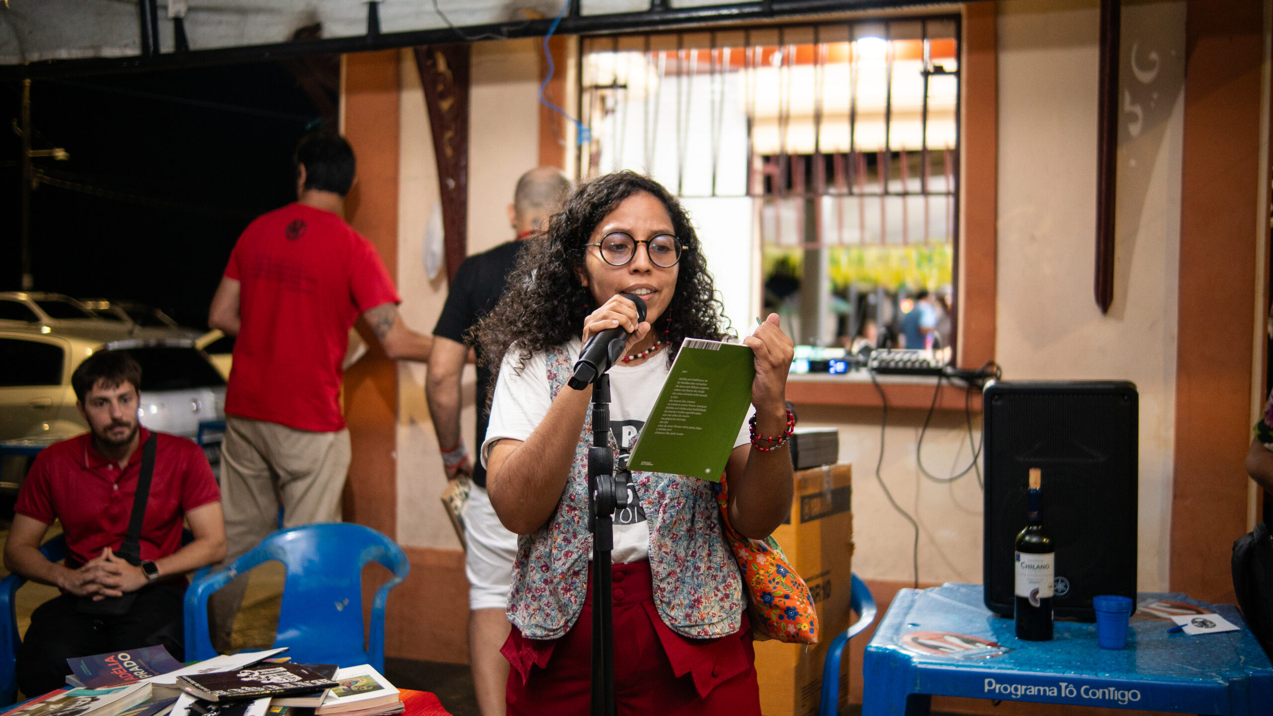 Foto mostra momento do Sarau do Povo da Noite