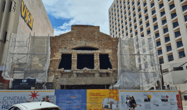 Fachada original sendo descortinada, Cine Olympia, em 2025. Foto: Holofote Virtual.