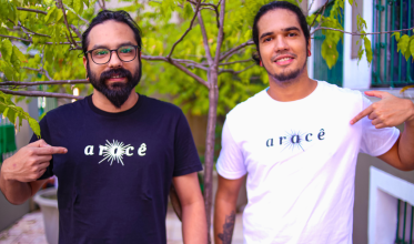 Zélio Bezerra e Thalis Silveira, designers da marca de camisetas. Foto: Divulgação/Joyce Hadaad