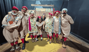 Mário Zumba, com Marton Maués e a trupe dos Palhaços Trovadores. Último espetáculo. Foto: Holofote Virtual (LM)