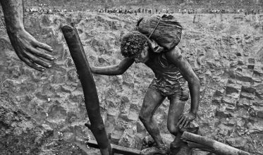 Carregador na Serra-Pelada. Foto: Sebastião Salgado