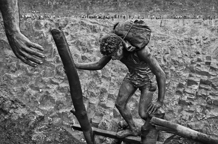 Carregador na Serra-Pelada. Foto: Sebastião Salgado